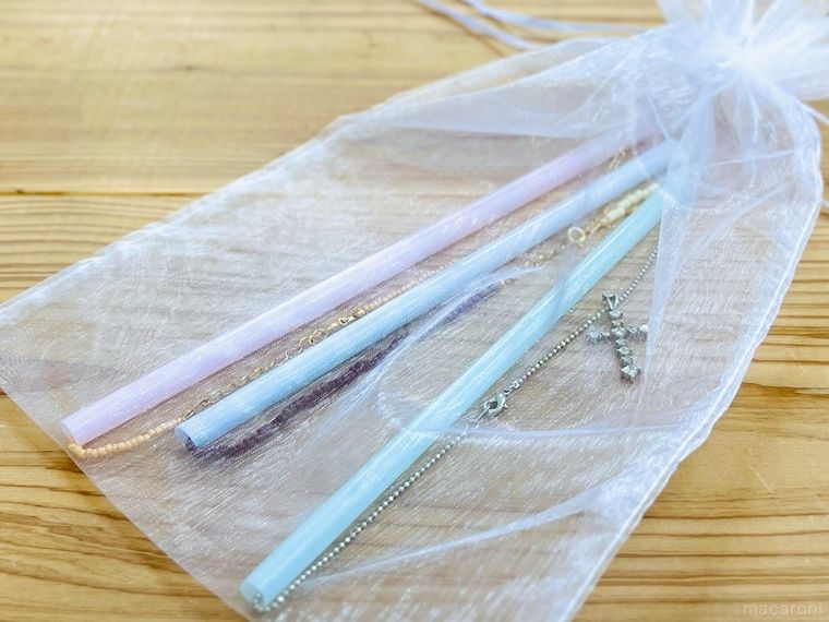 ストローに通したネックレスを袋に入れた様子