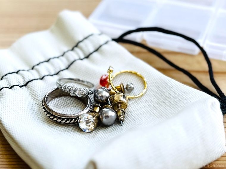 巾着の上にピアスと指輪がのっている様子