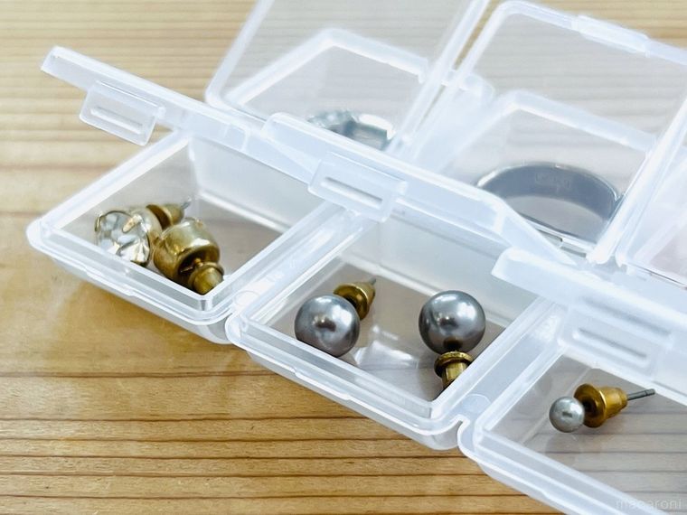 薬ケースにピアスと指輪を入れた様子