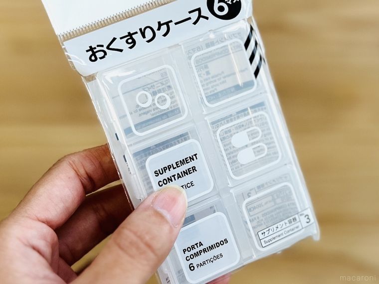 薬ケースを手で持っている様子