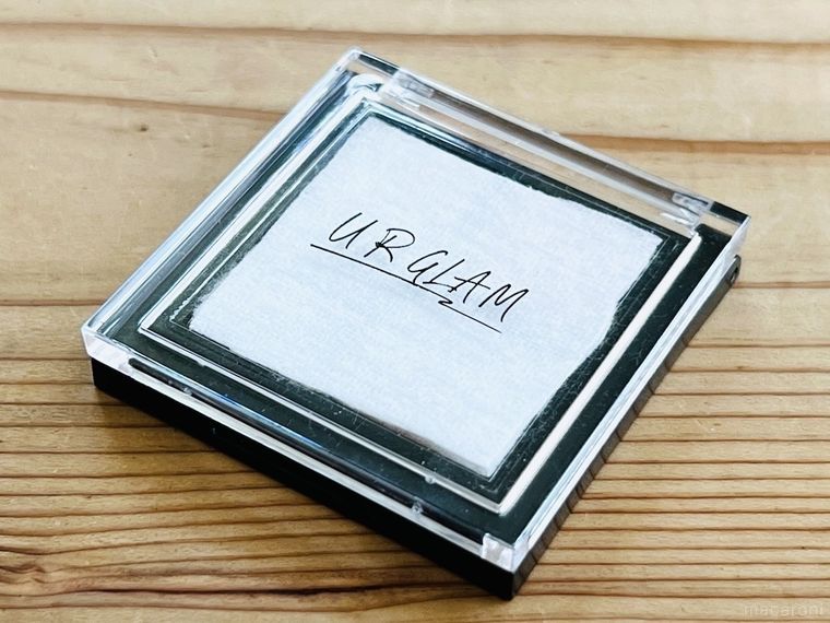 アイシャドウパレットにコットンを挟んだ様子