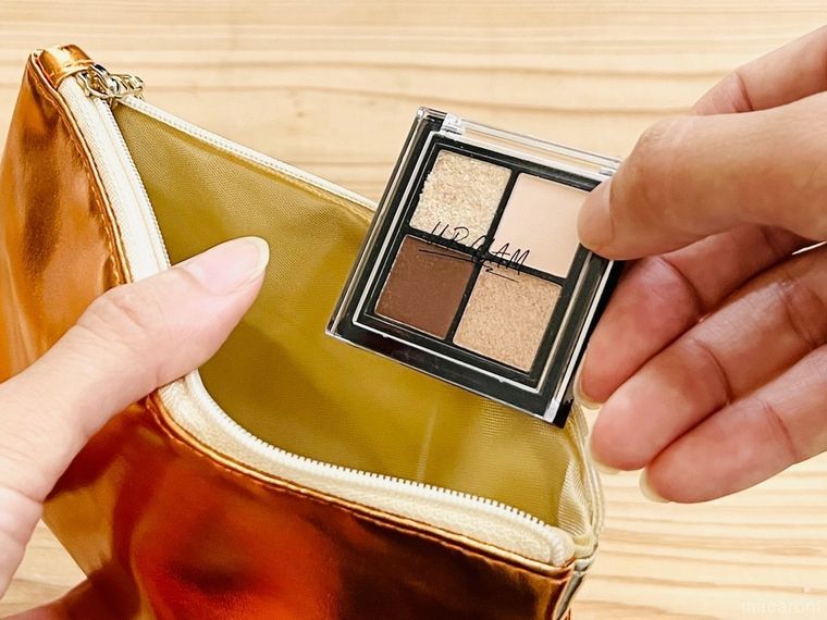 ポーチにアイシャドウパレットを入れようとしている様子