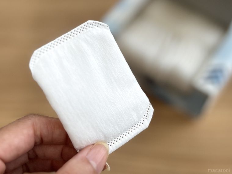 コットンを手で持っている様子