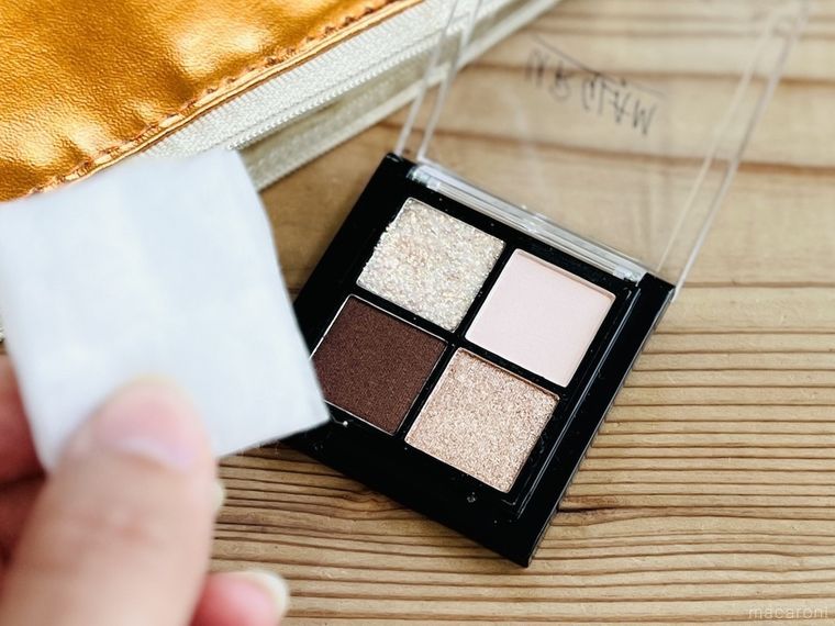 アイシャドウパレット、コットン、ポーチ