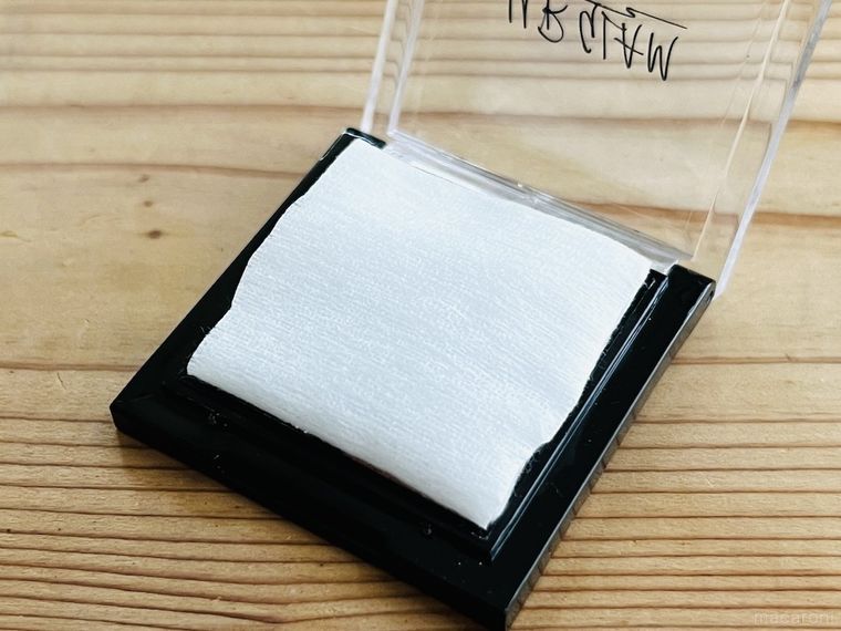 アイシャドウにコットンをのせた様子