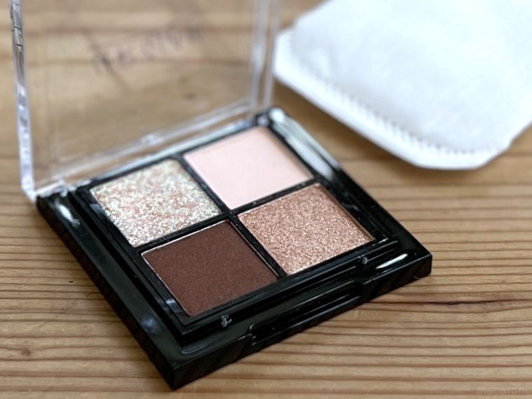 アイシャドウパレットとコットン