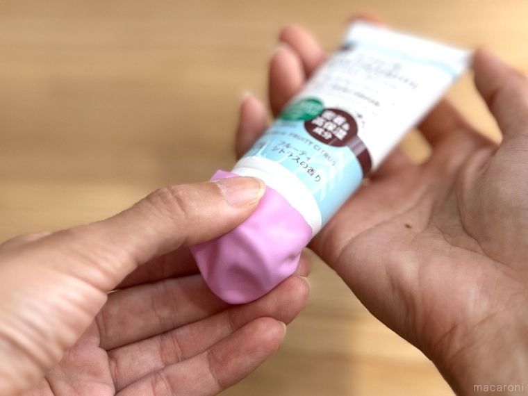 スキンクリームの容器に紫色の風船をかぶせている様子