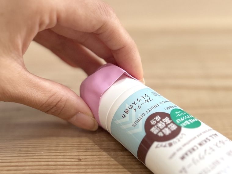 スキンクリームの容器に紫色の風船をかぶせた様子