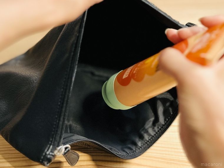 風船をかぶせたトリートメントの容器をポーチに収納している様子