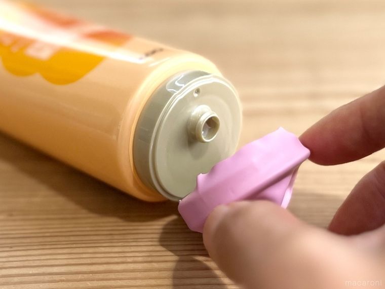 風船をかぶせたトリートメントの蓋を開けている様子