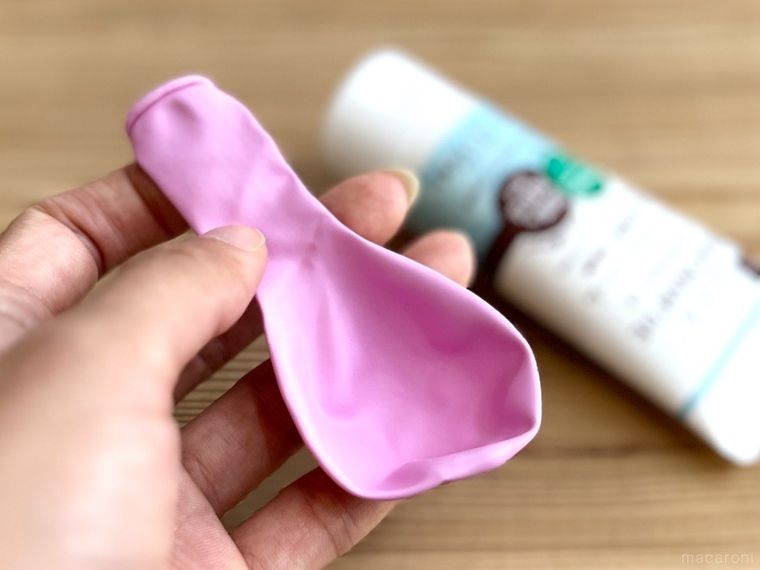 紫色の風船を手で持っている様子