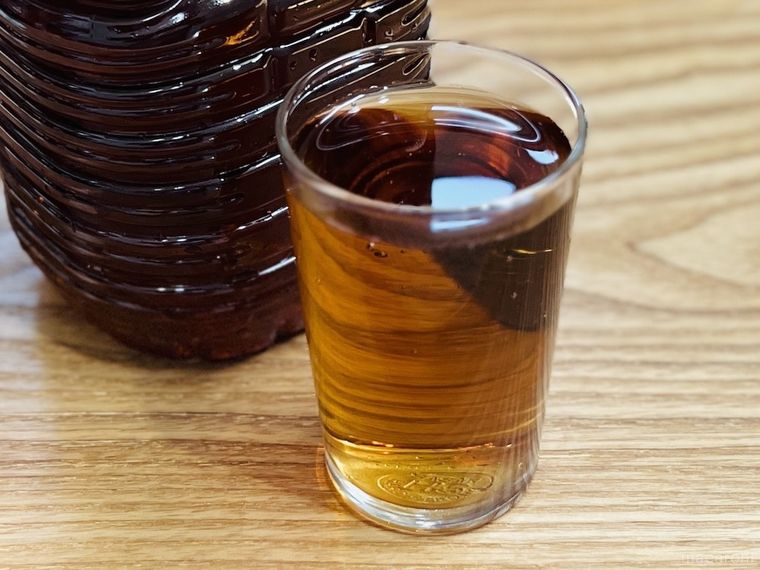 麦茶が入ったコップ