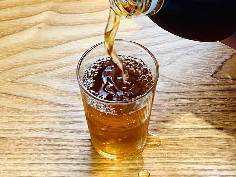 コップに麦茶をそそいでいる様子