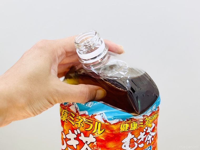 ペットボトルの上部を折り曲げている様子