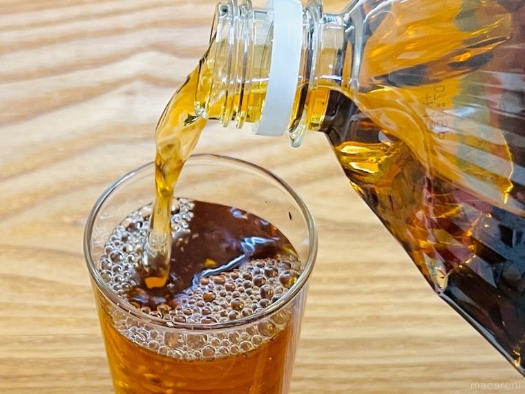 コップに麦茶をそそいでいる様子