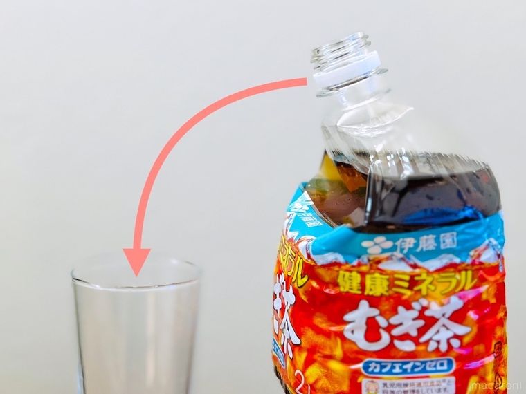 麦茶が入ったペットボトルとコップ