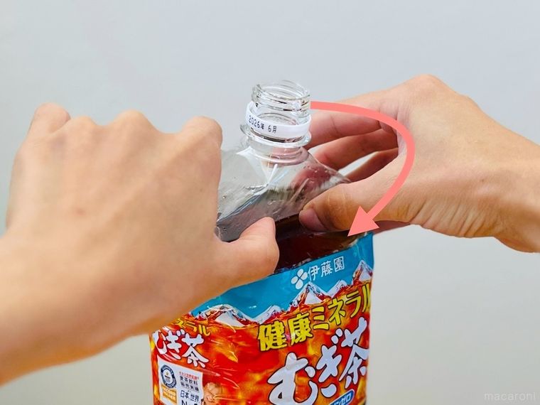 ペットボトルの上部を折り曲げている様子