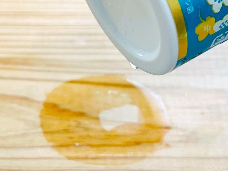 カップドリンクの結露でテーブルが濡れた様子