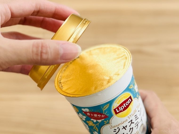 カップドリンクのフタを外している様子