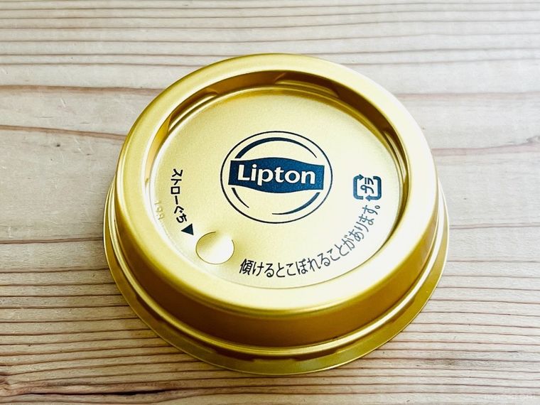 カップドリンクのフタをテーブルに置いた様子