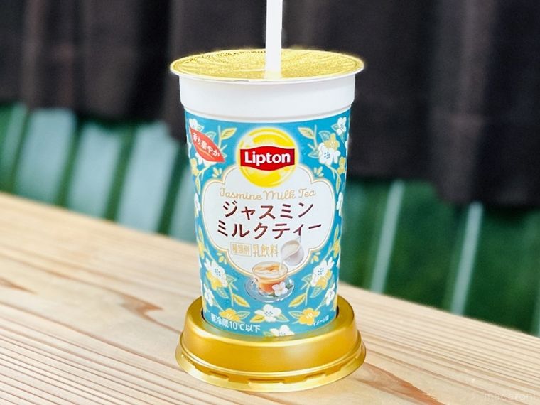 カップドリンクのフタにドリンクを置いた様子