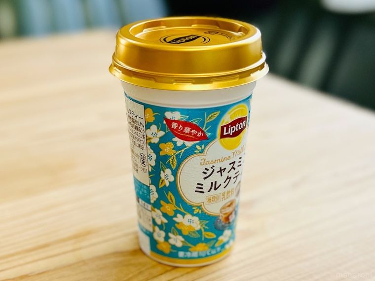 テーブルにカップドリンクが置かれている様子