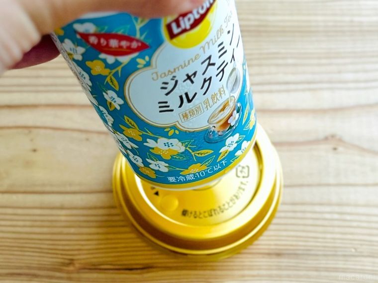 カップドリンクのフタにドリンクを置こうとしている様子