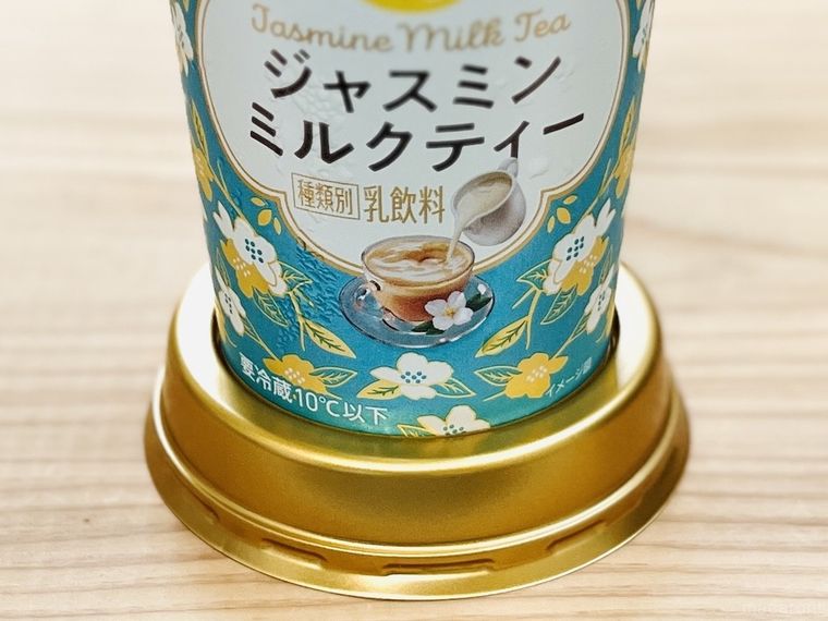 カップドリンクのフタにドリンクを置いた様子