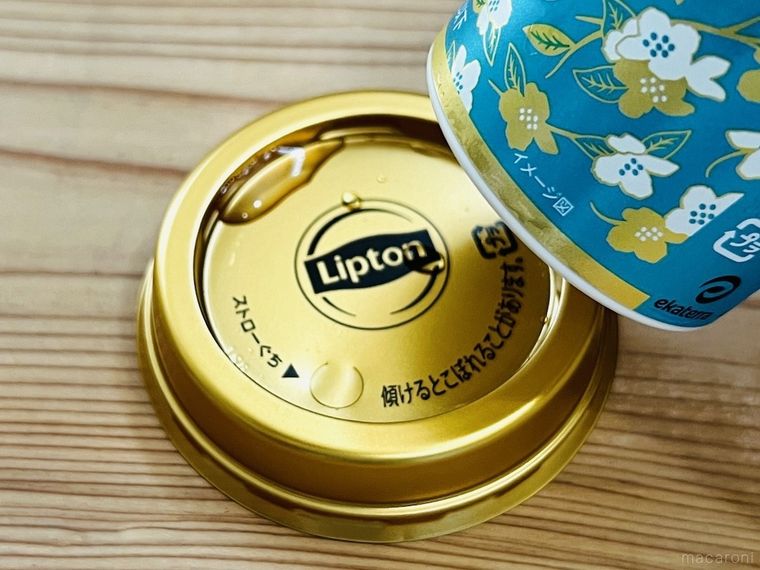 カップドリンクのフタに結露が溜まった様子