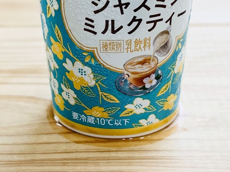 カップドリンクの結露でテーブルが濡れている様子