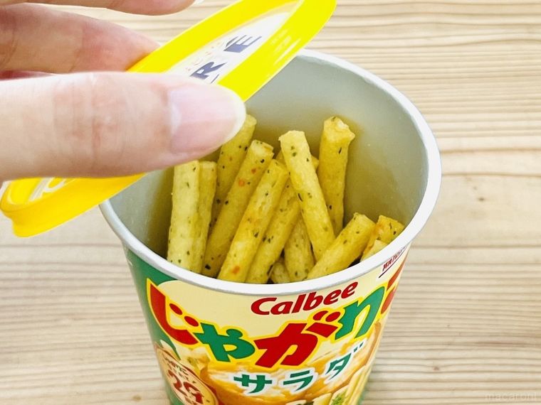 じゃがりこにサクレのフタをはめようとしている様子