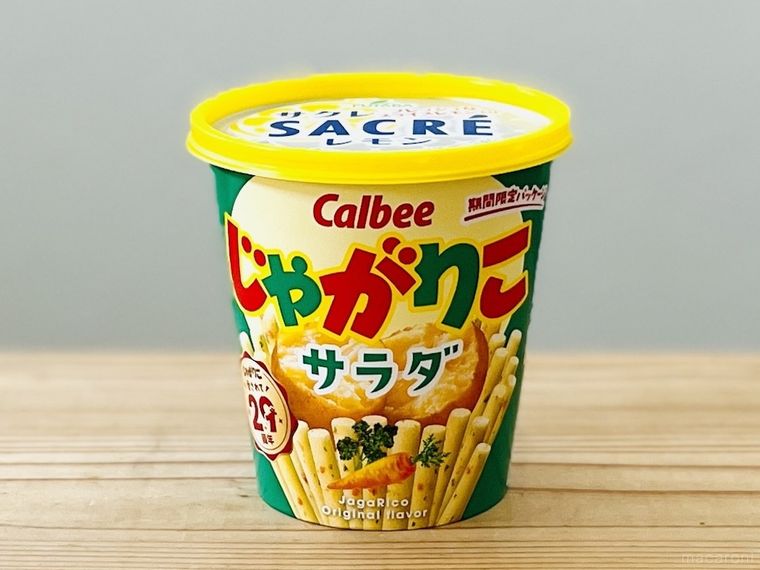 じゃがりこにサクレのフタをはめた様子