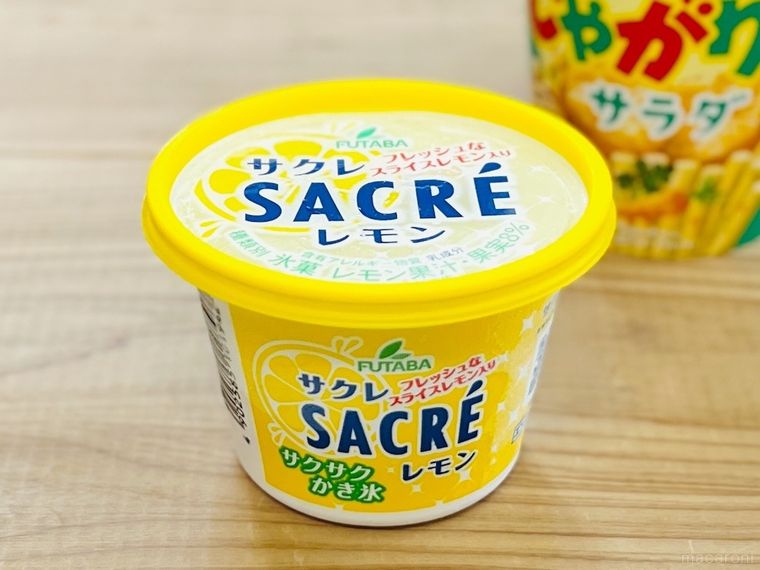 テーブルに置かれたサクレ