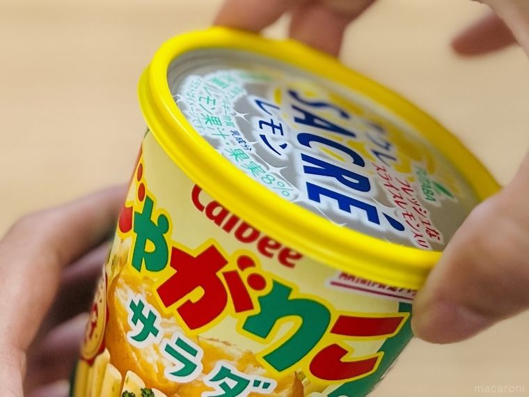 じゃがりこにサクレのフタをはめている様子