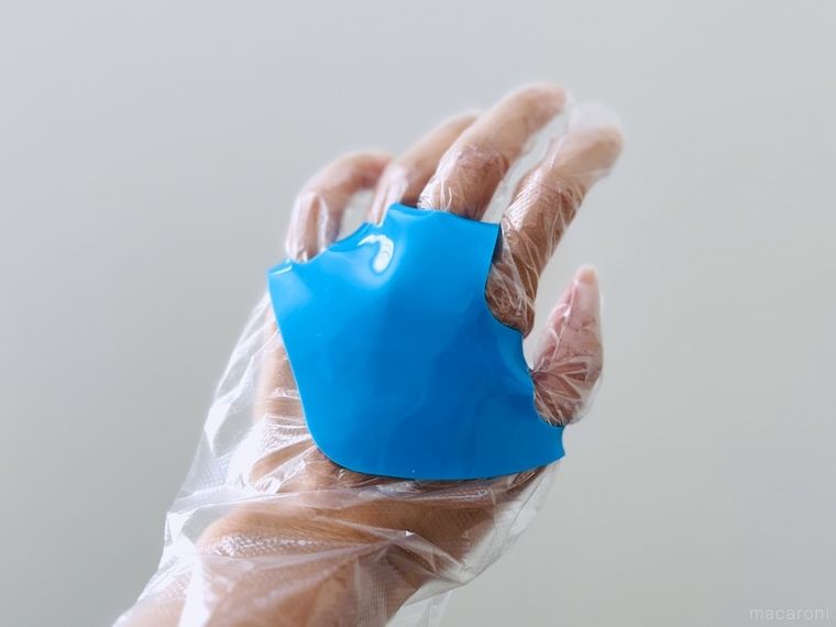 ダイソーの手袋ピタットを手にはめた様子