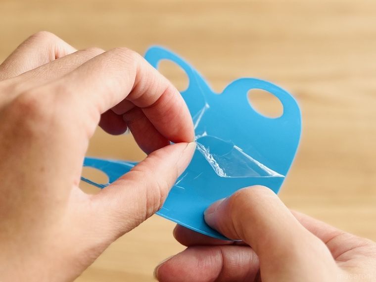 手袋ピタットの保護シートを剥がしている様子