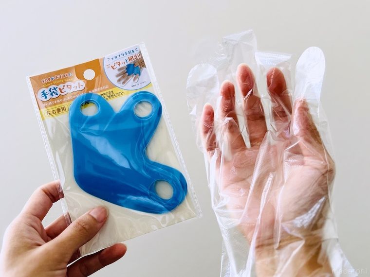 ダイソーの手袋ピタットと、使い捨て手袋をはめた手