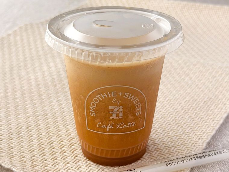 カフェラテスムージーとストローが並んでいる様子
