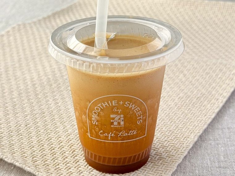 ストローをさしたカフェラテスムージー