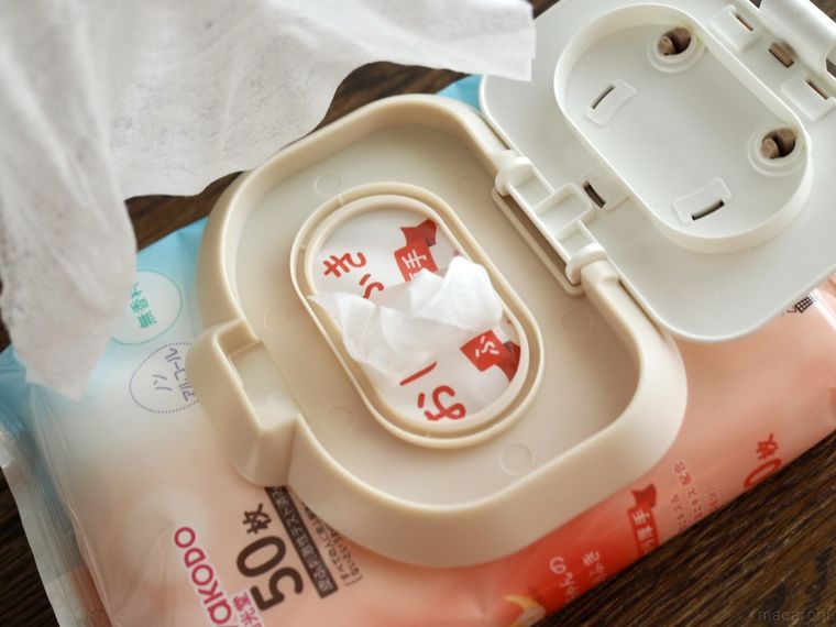 おしりふきのフタを縦にはったところ