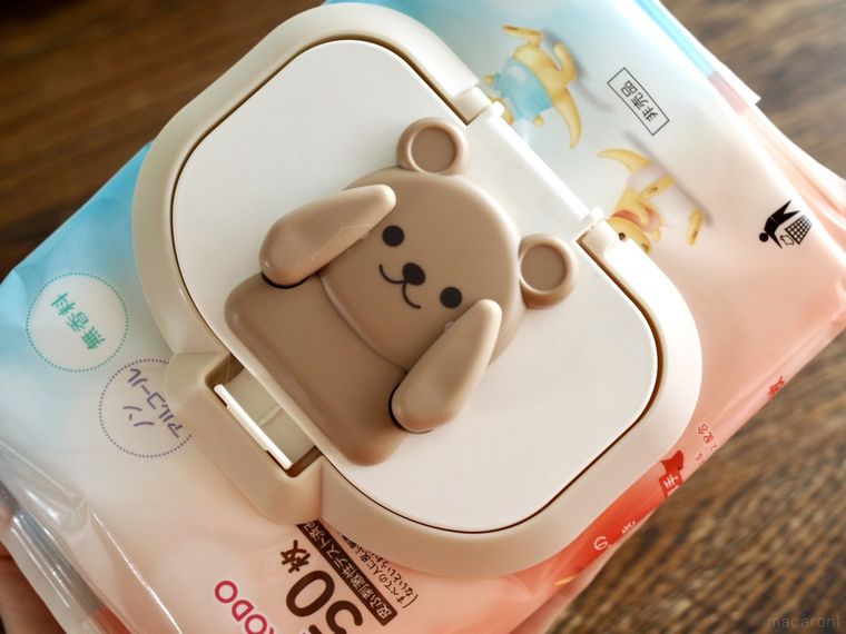 おしりふきのフタを縦にはったところ