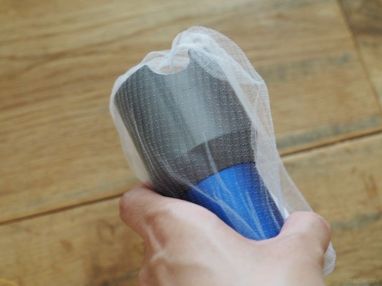 掃除機に水切りネットを被せるところ