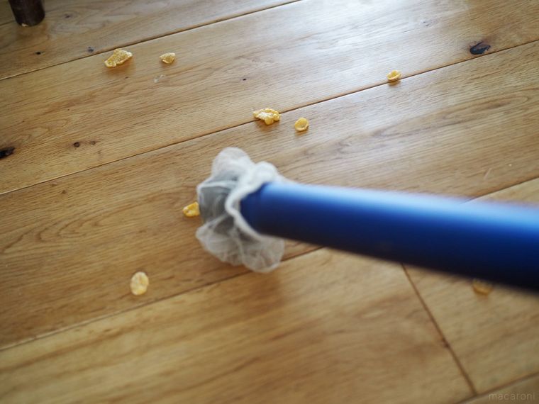 食べこぼしを吸っているところ