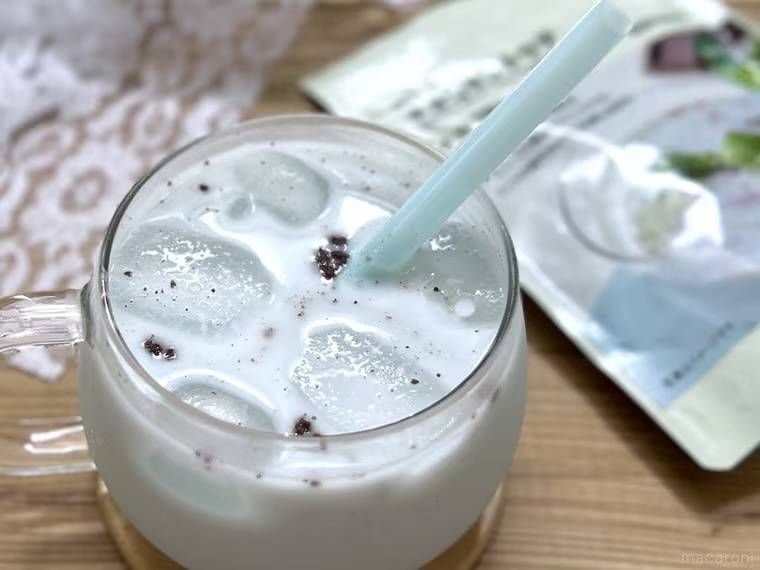 チョコミントラテが入ったグラス