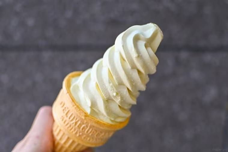 無印良品のとうもろこしソフトを手で持っている様子