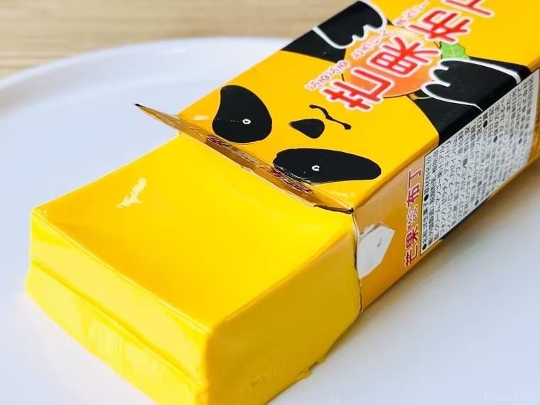 カルディのパンダマンゴープリンをパッケージから出した様子