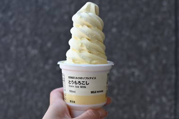 無印良品のとうもろこしソフトを手で持っている様子