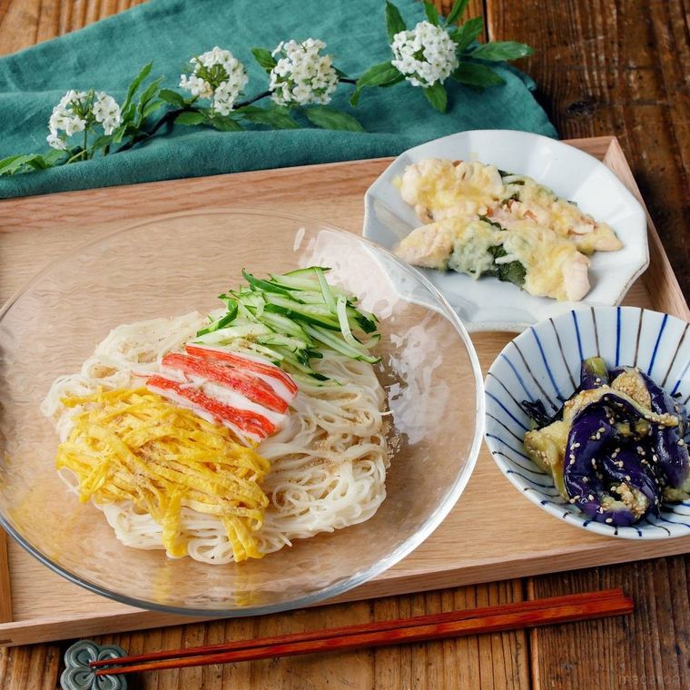 木製のお盆におかれたそうめんと副菜