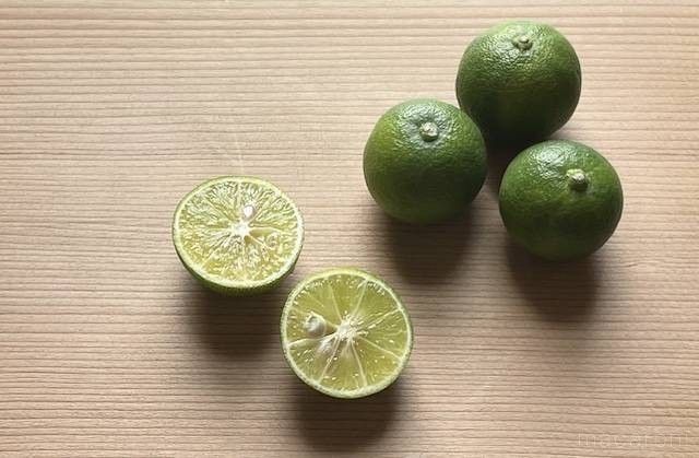 まな板の上のすだち