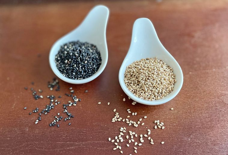 白ごまと黒ごまをスプーンに盛り付けて並べた写真